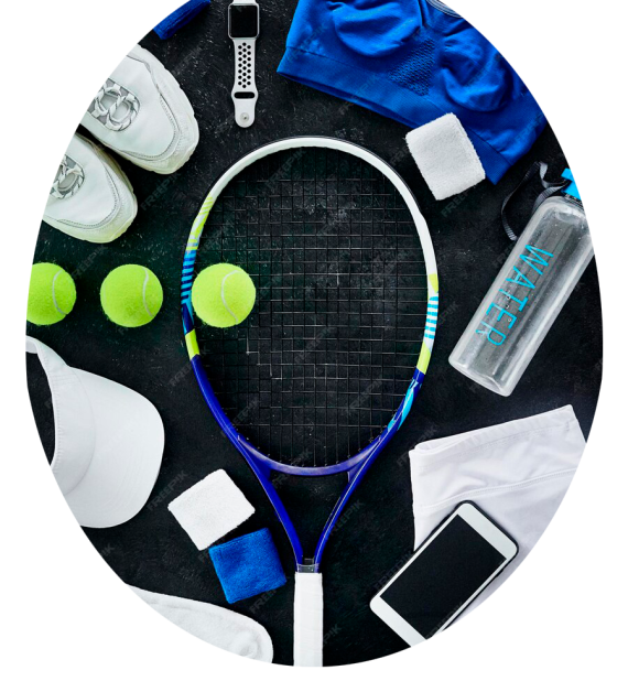 vista-superior-equipo-fitness-equipo-tenis-zapatos-reloj-inteligente-fondo-negro-plano-sobre-herramientas-raquetas-deportivas-bolas-botella-agua-suelo-ropa-entrenamiento-o-telefono-intelig